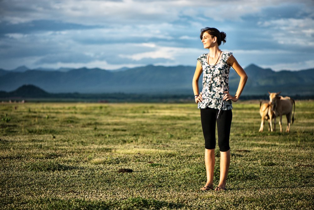 Young woman staning in an open field. How To Compose the Best Photos – Fill The Frame.  © Kevin Landwer-Johan