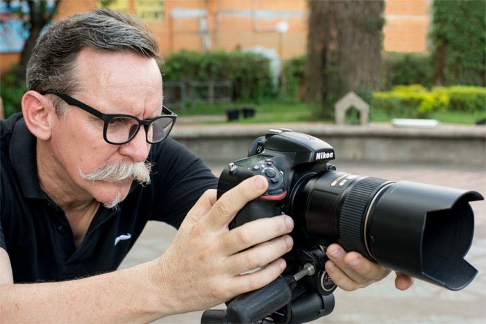 Kevin Landwer-Johan Using a DSLR Camera. Photographer mentoring