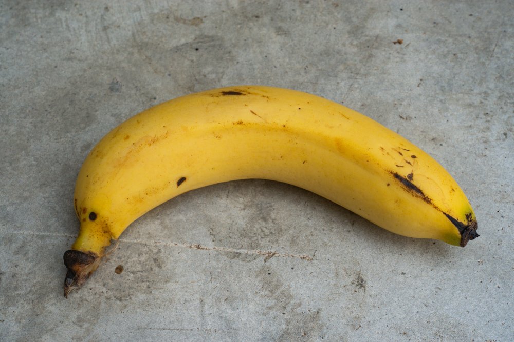 Banana used in an example of photographic exposure. controlling your camera settings