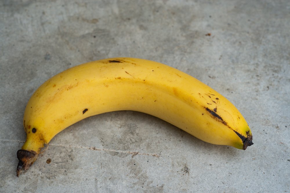 Banana used in an example of photographic exposure. controlling your camera settings