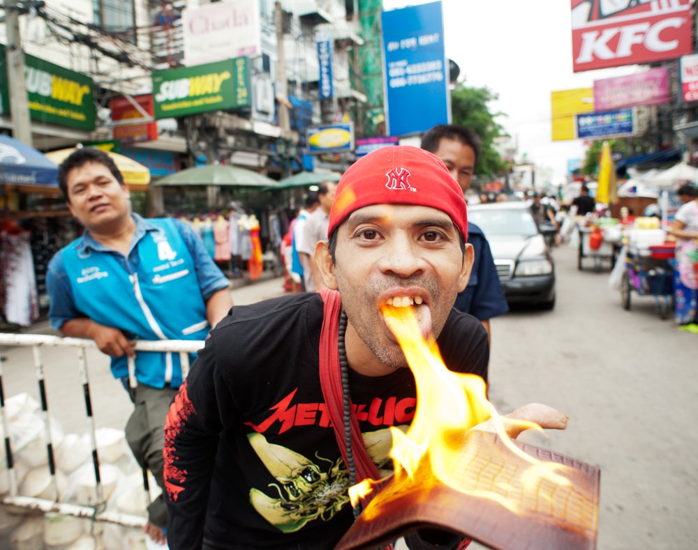 25 Valuable Tips For The Best Travel Photography Portraits Khao San Road Street Vendor