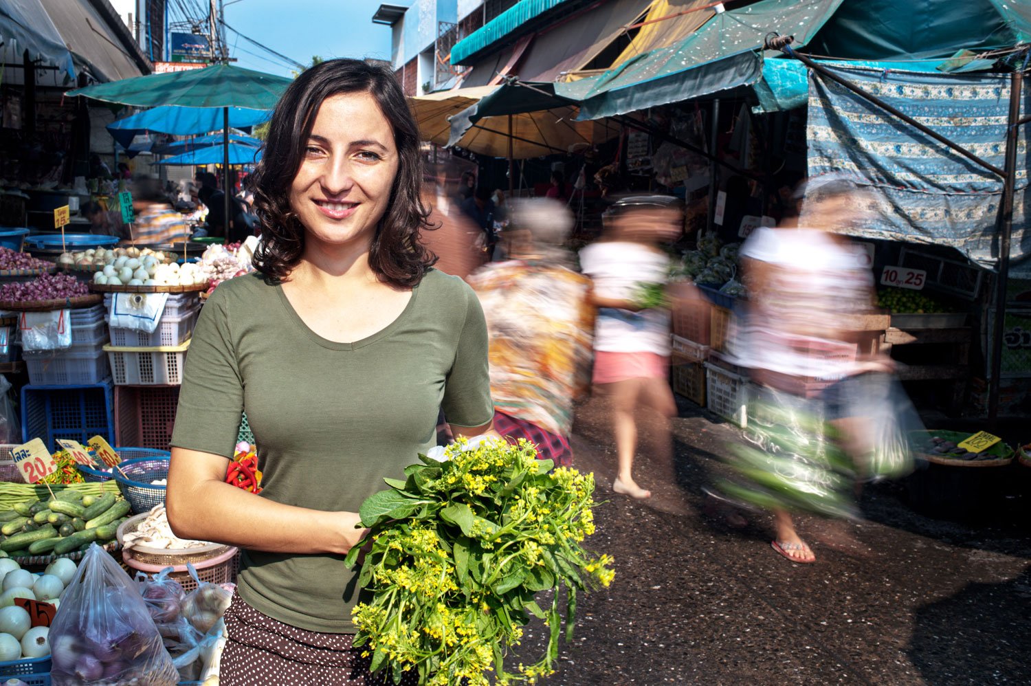 Woman at the fresh market © Kevin Landwer-Johan