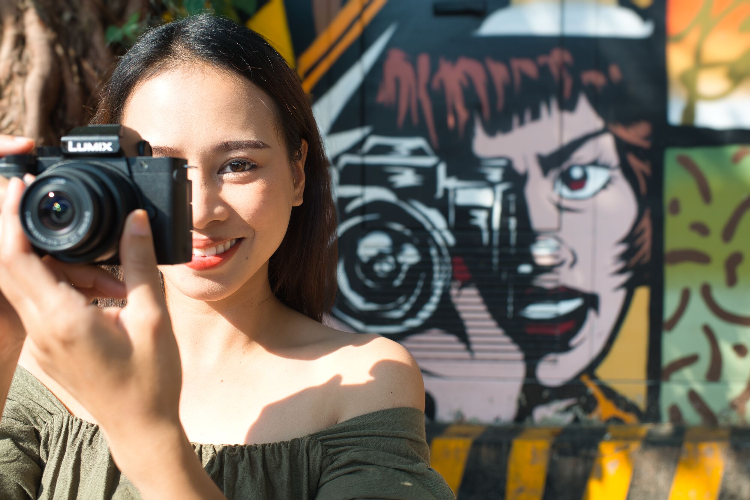 woman taking a photo with a mirrorless camera © Kevin Landwer-Johan